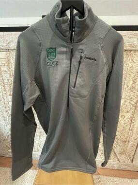 Patagonia Men’s Gray Half-Zip “Tuck School” Pullover Jacket Sz Large